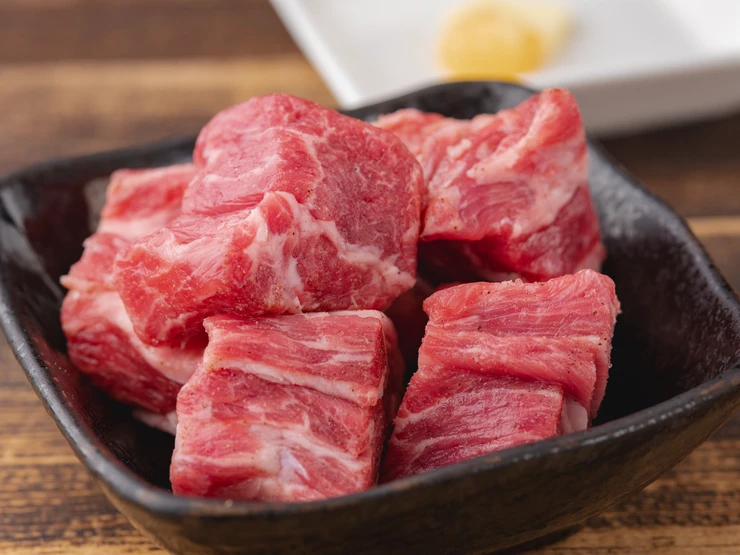 炭火で引き立つ香ばしさ。にんにくバターが寄り添う『ラム肩ロース』