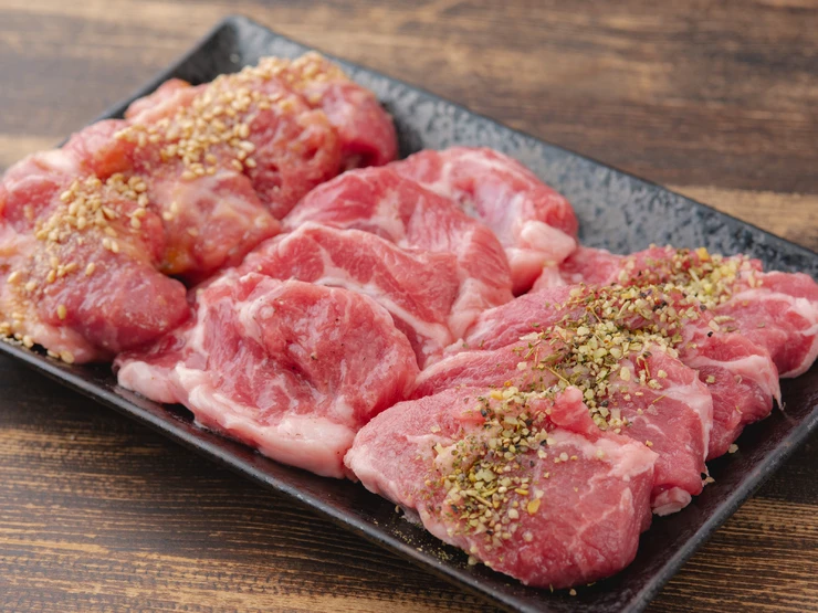 3つの味で旨みを引き出す、食べ比べが楽しい『特上ラムカルビ3種盛』
